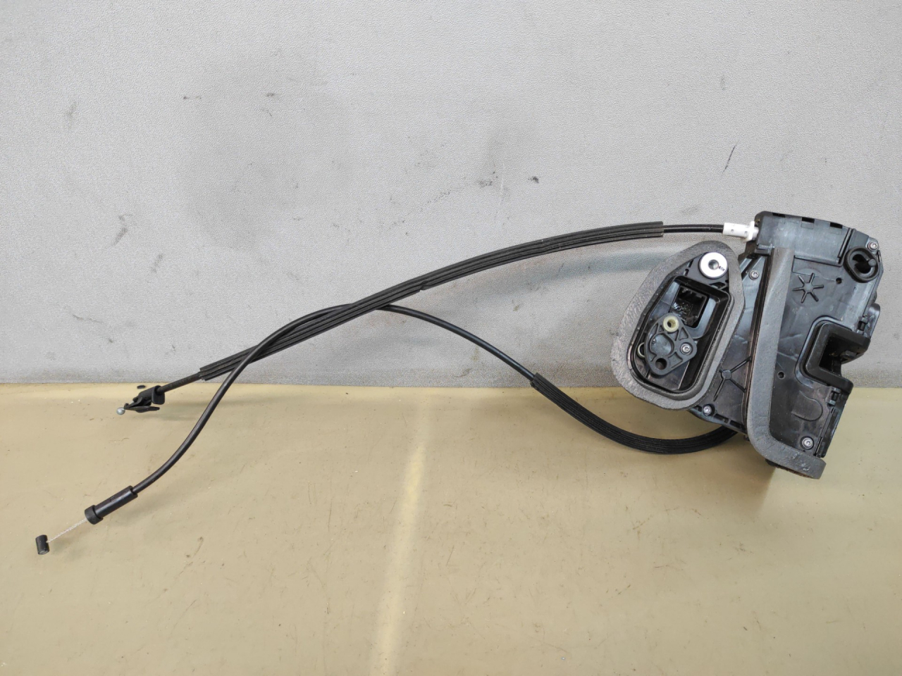 замок двери задней левой Chevrolet Equinox 3 поколение 2018, 1.5 л., бензин, АКПП, серый 139х, минивэн, передний привод, 13598364 - фото №1