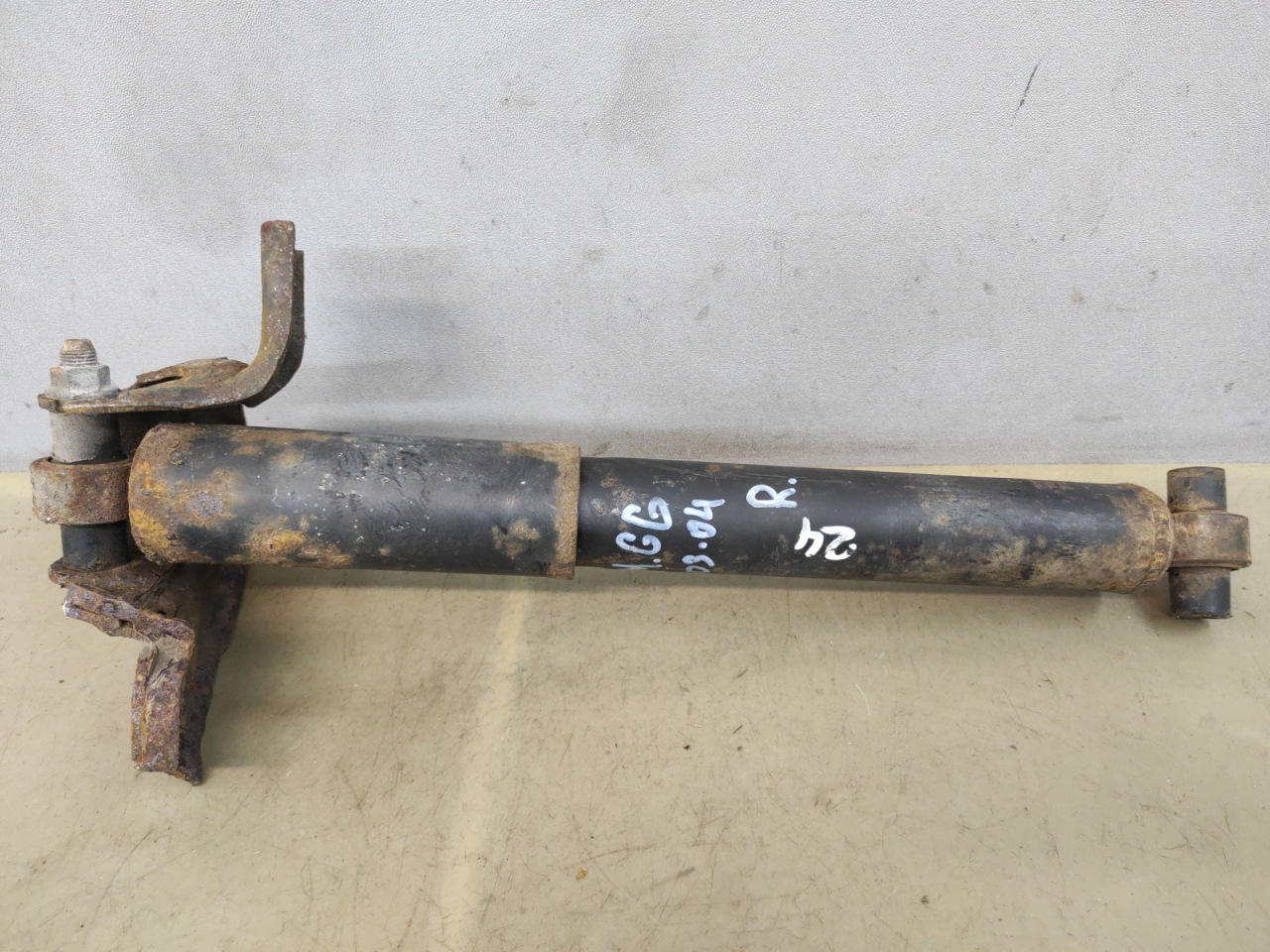 амортизатор задний правый Mazda 6 GG 2003, 2.0 л., LF-DE, бензин, МКПП, хетчбэк 5 дв., GJ6J28700B - фото №1