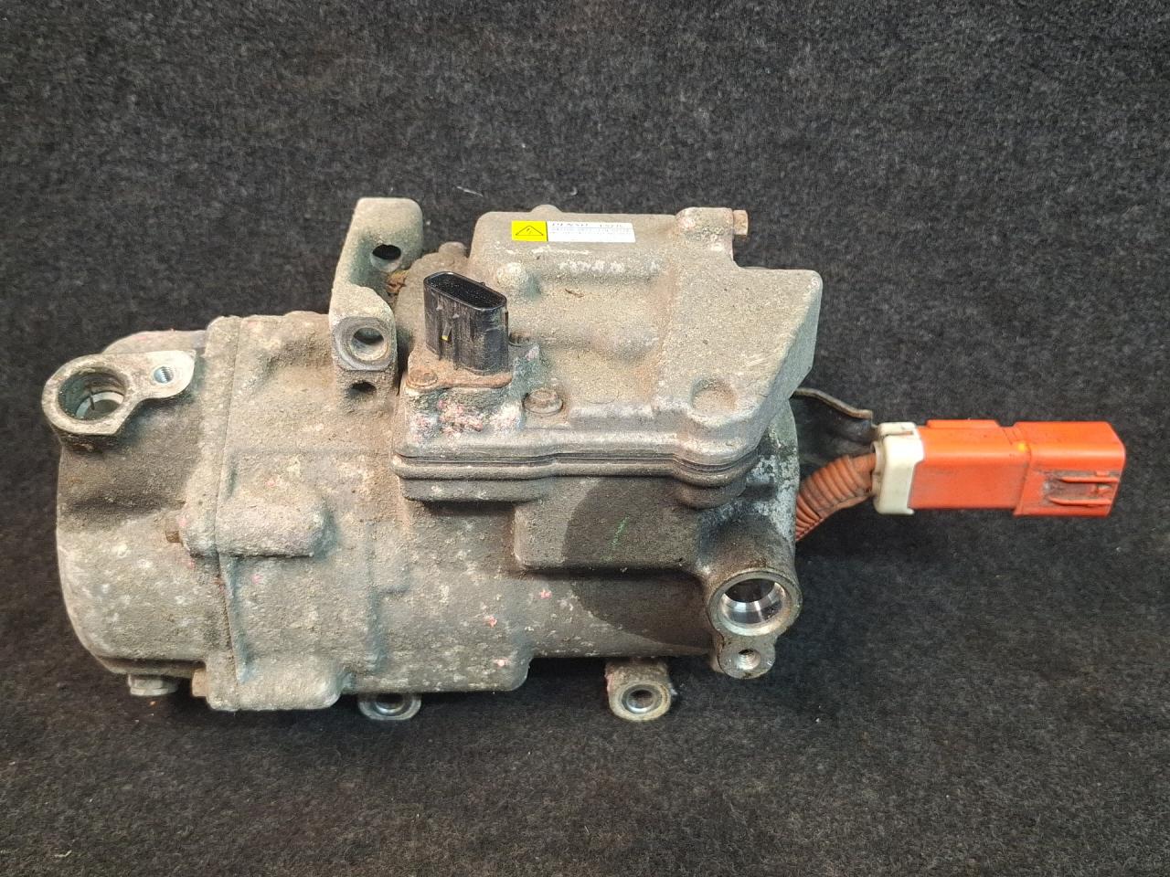 компрессор кондиционера Toyota Prius V 1 поколение ZVW41 ZVW41 2014, 1.8 л., гибрид, АКПП, синий, хетчбэк 5 дв., передний привод, ES27C, 042200-0622 - фото №1