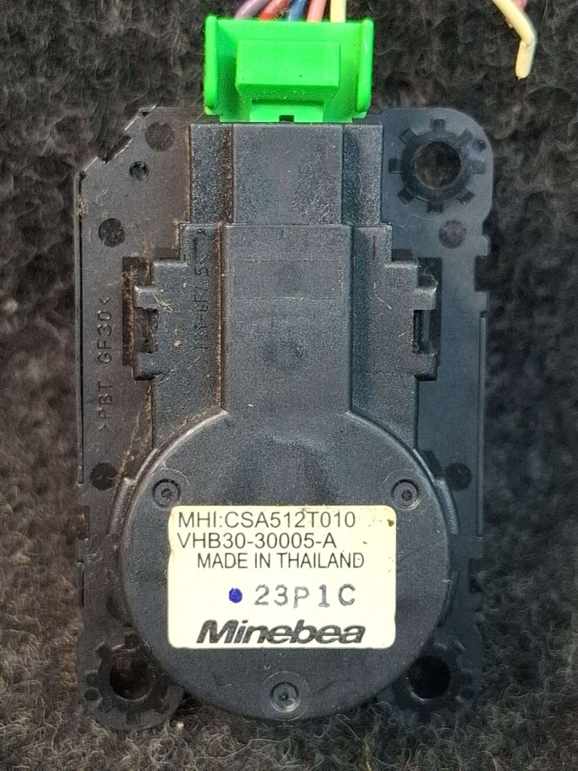 моторчик заслонки печки Mitsubishi ASX 1 поколение 2012, 2.0 л., 4B11, бензин, АКПП, черный, внедорожник 5 дв., полный привод, CSA512T010, VHB3030005A - фото №1