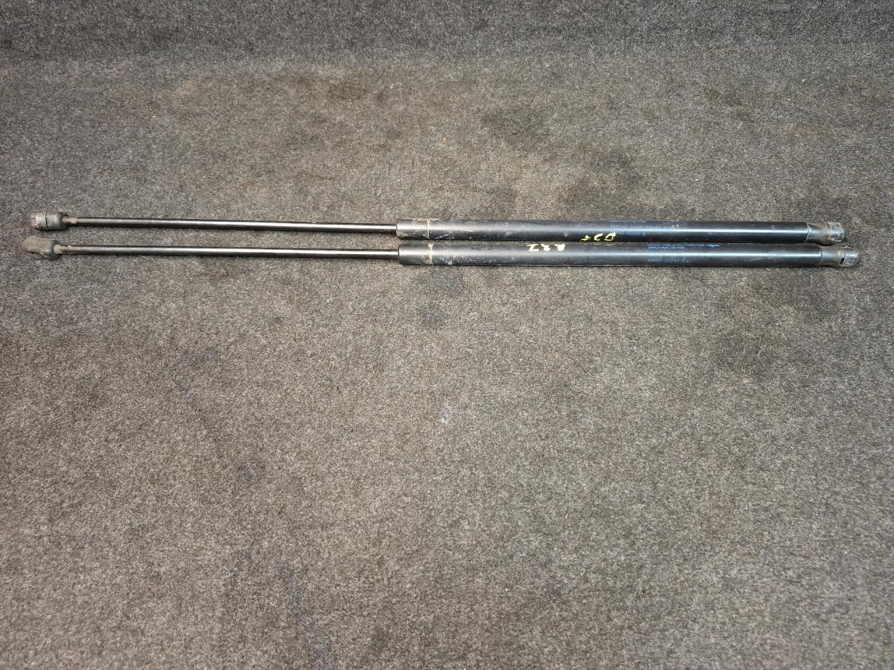 амортизатор капота Toyota Camry 7 поколение XV40 2008, 2.4 л., 2AZ-FE, бензин, АКПП, седан, передний привод, 53450-06040-B, 53440-06050-B - фото №1