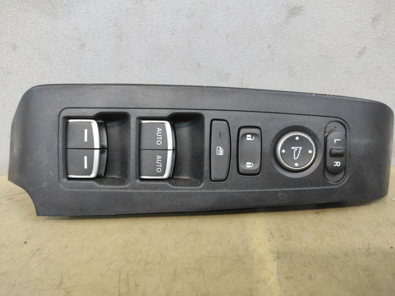 блок управления стеклоподъемниками Acura Integra 4 поколение 2024, 1.5 л., бензин, АКПП, синий, хетчбэк 5 дв., передний привод, LA000028XA - фото №1