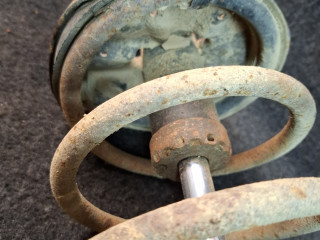 амортизатор передний левый Mazda 323F BJ 2000, 2.0 л., RF3F, дизель, МКПП, хетчбэк 5 дв., передний привод