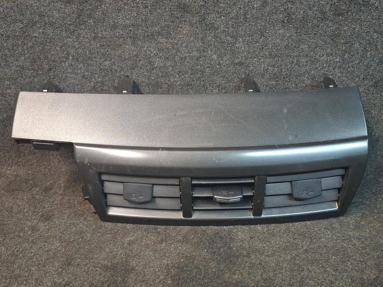 дефлектор обдува салона Toyota Prius V 1 поколение ZVW41 ZVW41 2014, 1.8 л., гибрид, АКПП, синий, хетчбэк 5 дв., передний привод, 55686-47100 - фото №1