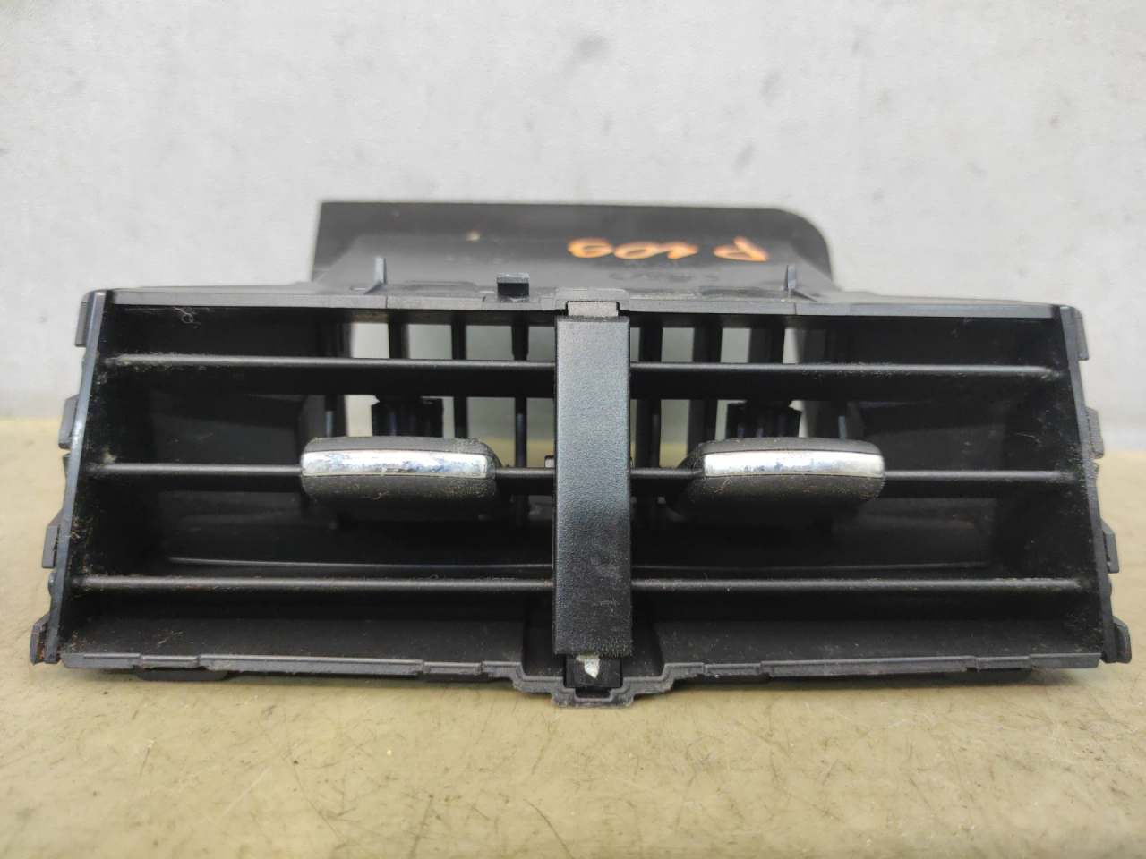 дефлектор обдува салона Ford Edge 2 поколение CD539 2018, 2.0 л., бензин, АКПП, черный, внедорожник 5 дв., полный привод, EM2B19C570A - фото №1