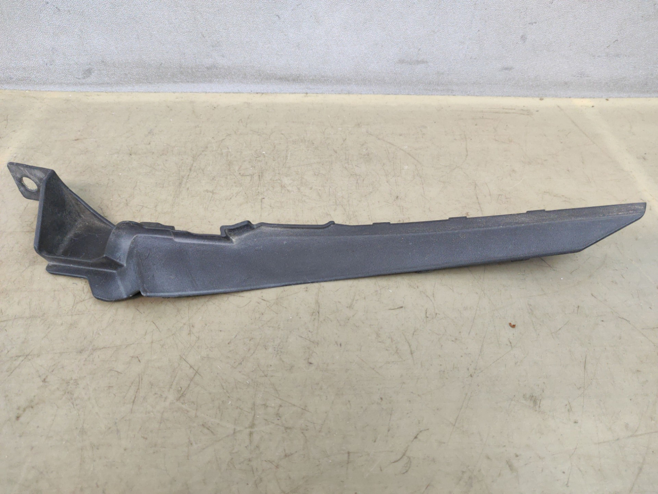 молдинг лобового стекла Suzuki Kizashi 1 поколение 2012, 2.4 л., J24B, бензин, АКПП, красный, седан, полный привод, 7234257L0 - фото №1