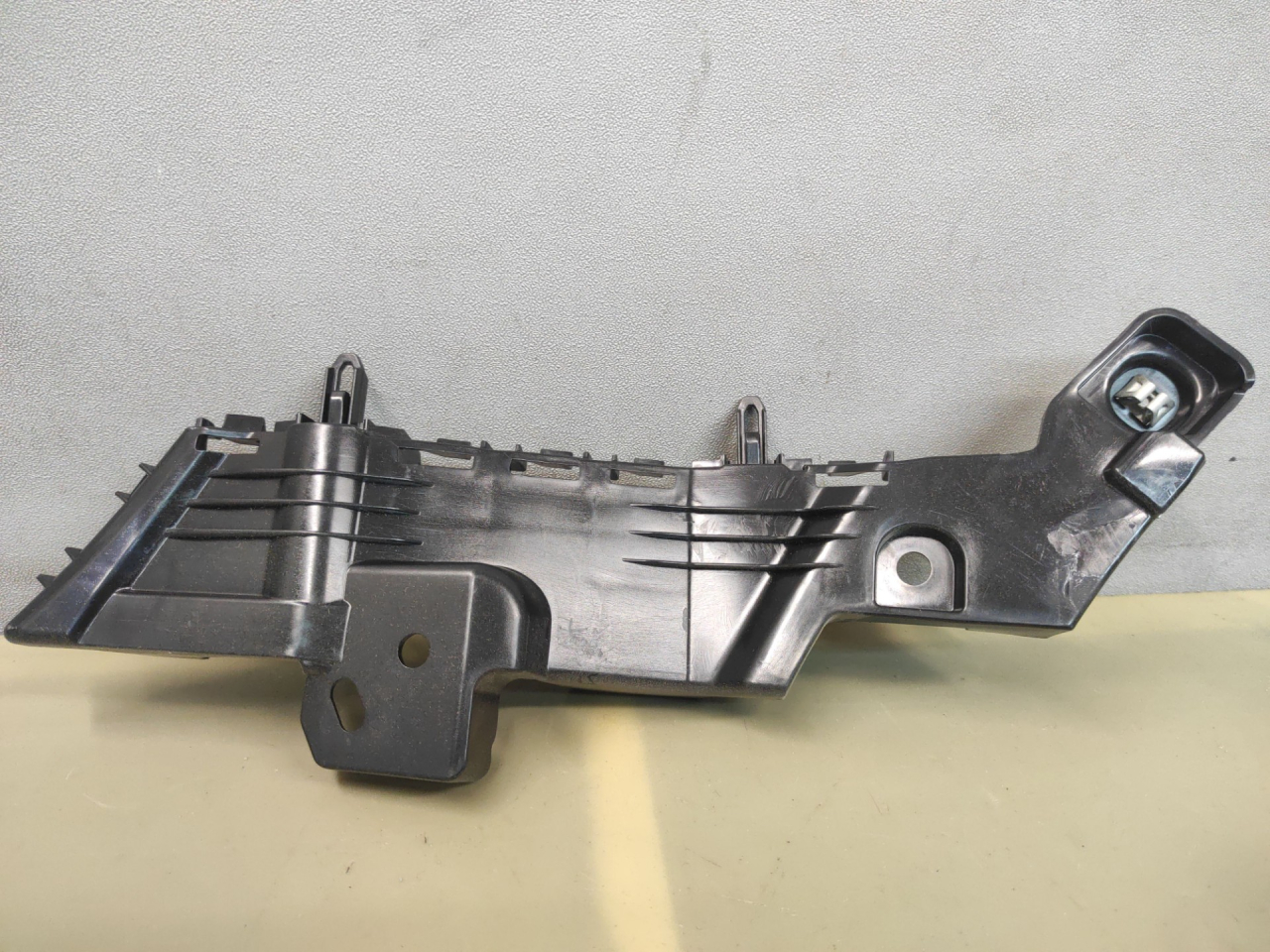 крепление бампера Buick Encore GX 1 поколение 2022, 42713982 - фото №1