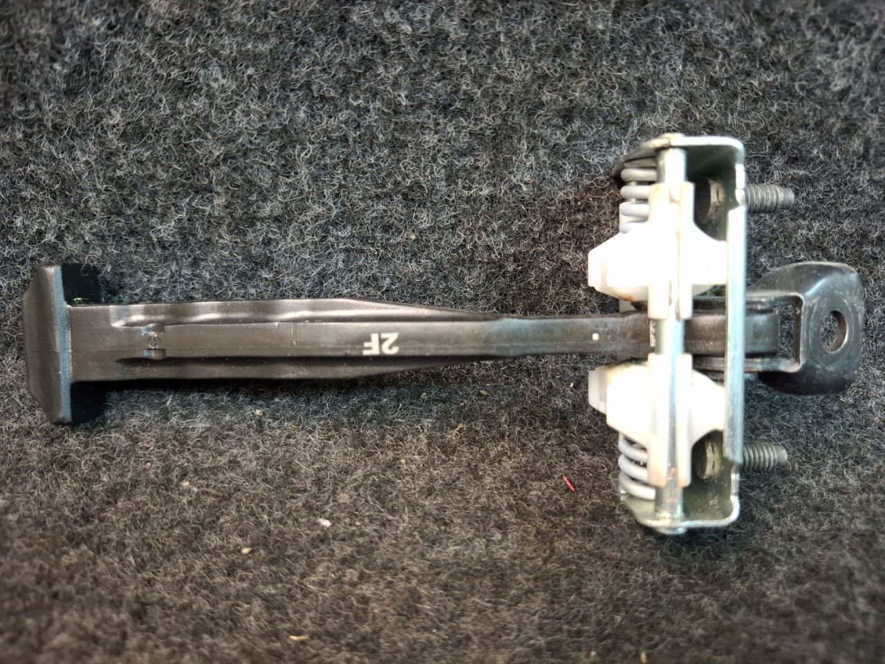 ограничитель открывания двери Ford Escape 4 поколение CX482 2021, 2.5 л., гибрид, АКПП, внедорожник 5 дв., полный привод - фото №1