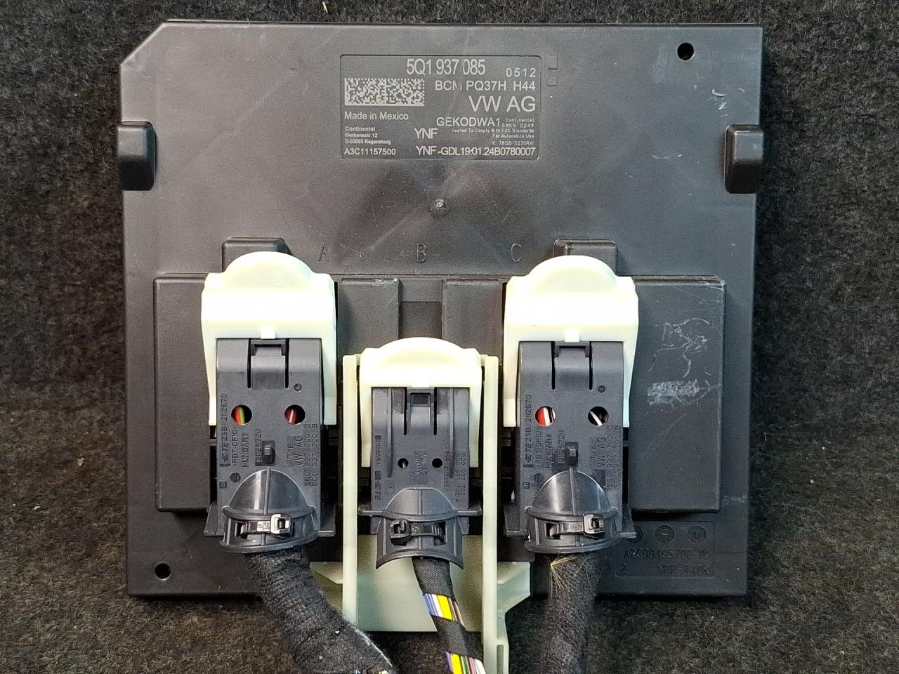 Блок управления BCM (Body Control Module) Volkswagen Taos 1 поколение 2024, 1.5 л., бензин, АКПП, черный, внедорожник 5 дв., полный привод, 5Q1937085 - фото №1