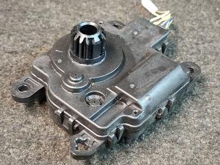 моторчик заслонки печки Cadillac XT4 1 поколение 2020, 2.0 л., бензин, АКПП, 318e, полный привод, AA113800-4130