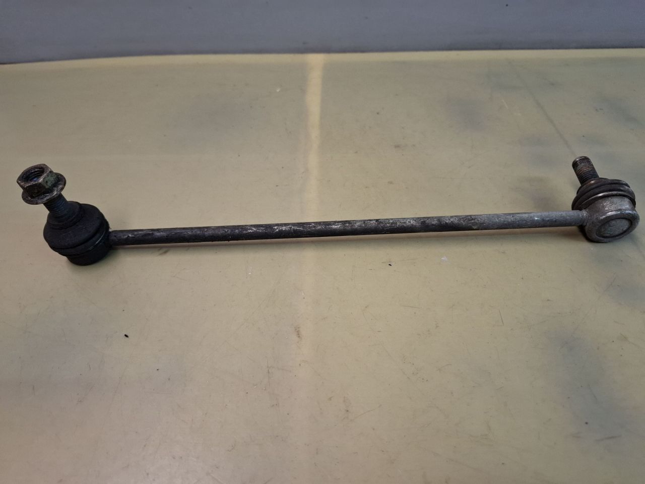 стойка стабилизатора Volkswagen Jetta 7 поколение 2019, 1.4 л., бензин, АКПП, серый, передний привод - фото №1