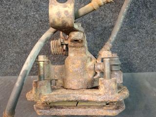 суппорт задний левый Mazda 626 5 поколение [рестайлинг] GW 2001, 2.0 л., RF4F, дизель, МКПП, серебристый, универсал, передний привод