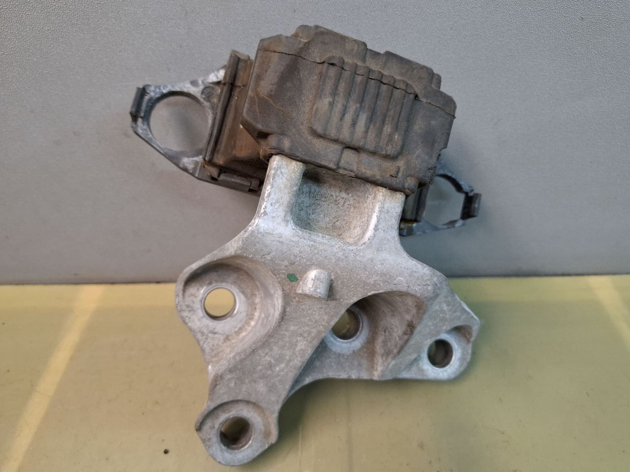 подушка крепления КПП Chevrolet Blazer 3 поколение 2019, 3.6 л., бензин, АКПП, белый, полный привод - фото №1