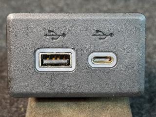 разъем AUX / USB Cadillac XT4 1 поколение 2020, 2.0 л., бензин, АКПП, 318e, полный привод, 13529873