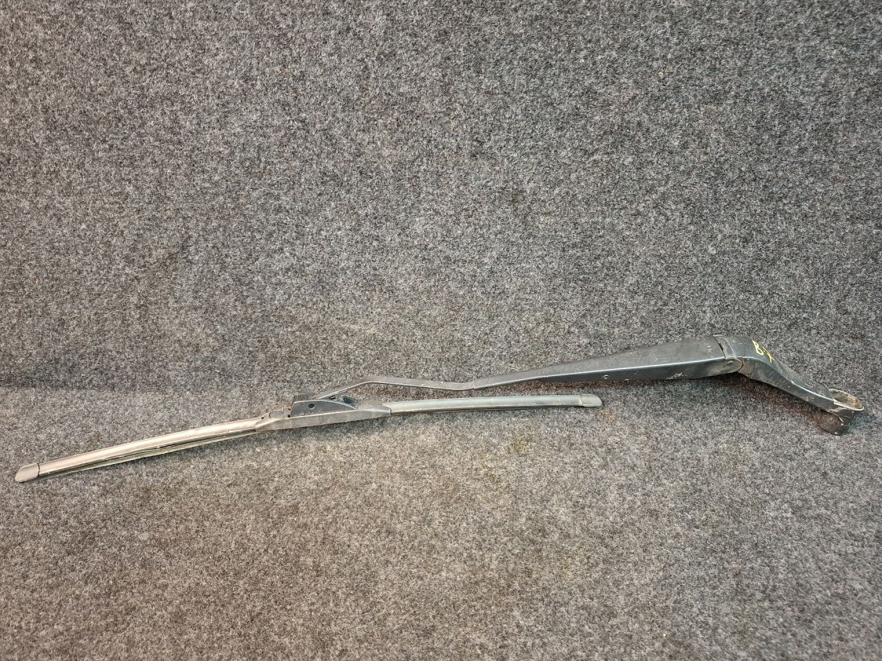 щеткодержатель (поводок стеклоочистителя, дворник) Chevrolet Equinox 3 поколение 2018, 2.0 л., бензин, АКПП, передний привод - фото №1