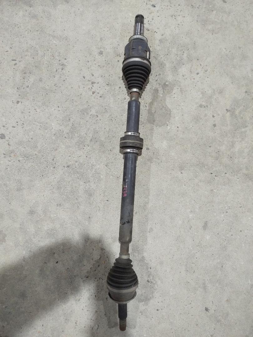 полуось передняя правая (приводной вал, ШРУС) Toyota Prius V 1 поколение ZVW41 ZVW41 2014, 1.8 л., гибрид, АКПП, синий, хетчбэк 5 дв., передний привод - фото №1