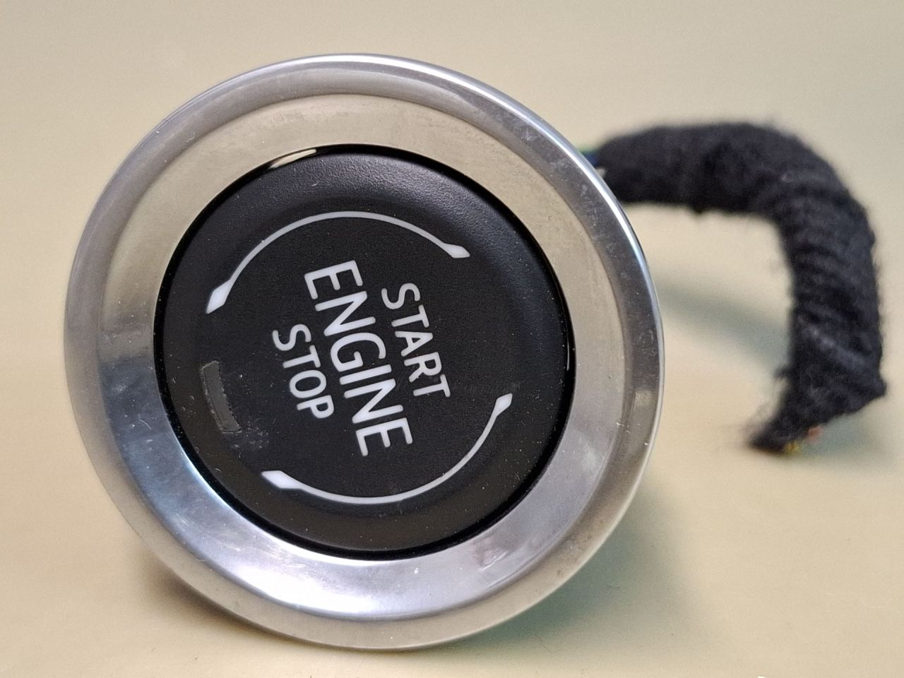 кнопка запуска двигателя Chevrolet Blazer 3 поколение 2019, 3.6 л., бензин, АКПП, белый, полный привод, 13531326 - фото №1