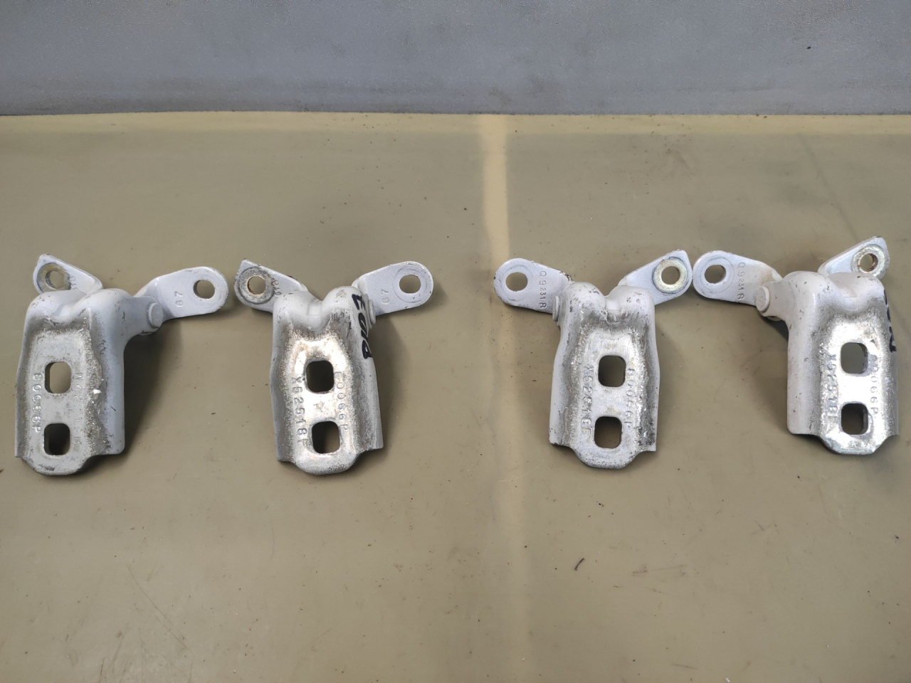 петля двери Chevrolet Equinox 3 поколение 2019, 1.5 л., бензин, АКПП, белый 140х, минивэн, передний привод - фото №1