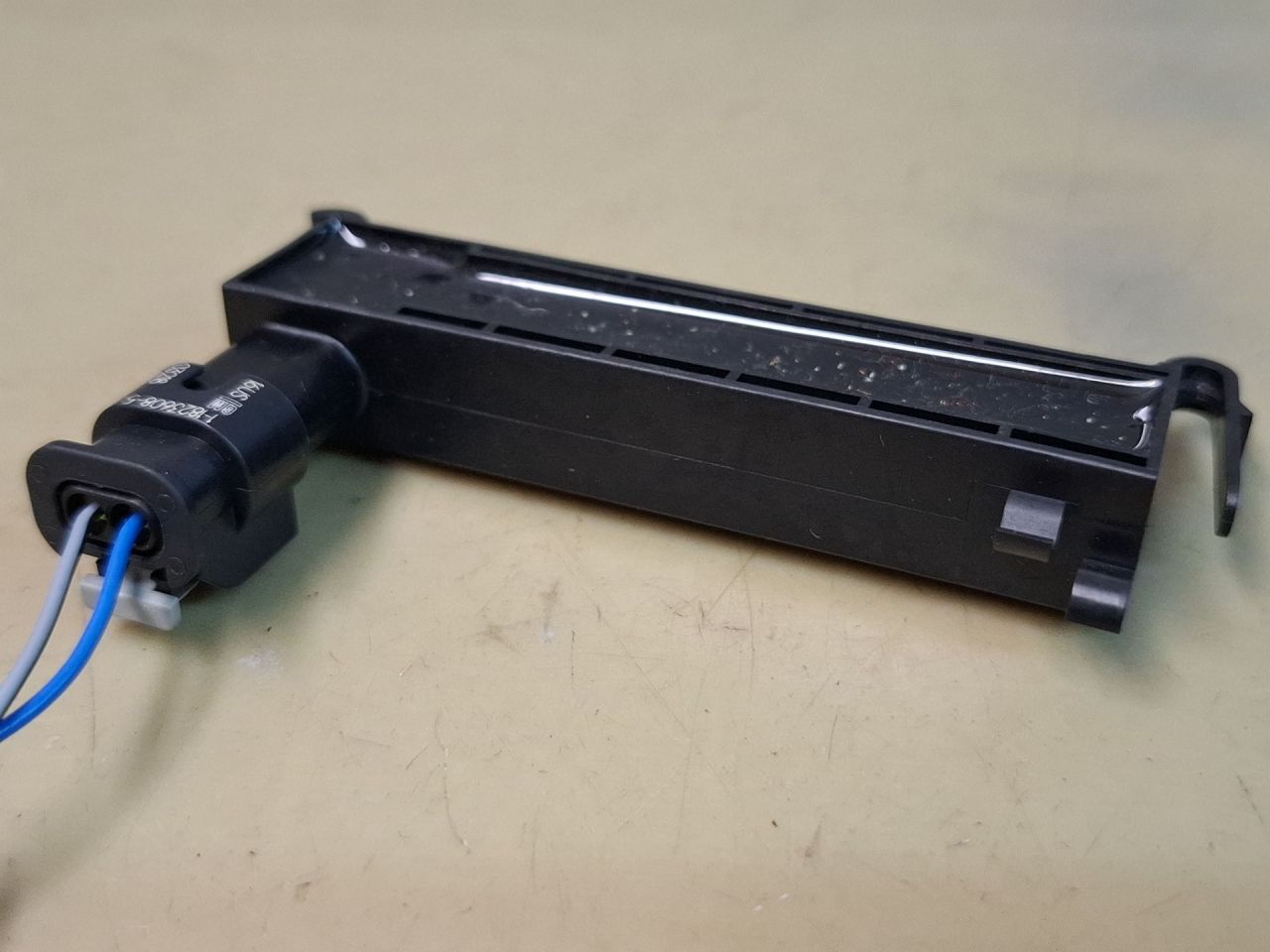 Антенна системы комфортного доступа Chevrolet Equinox 3 поколение 2018, 1.5 л., бензин, АКПП, серый/441b, полный привод, 13580788 - фото №1