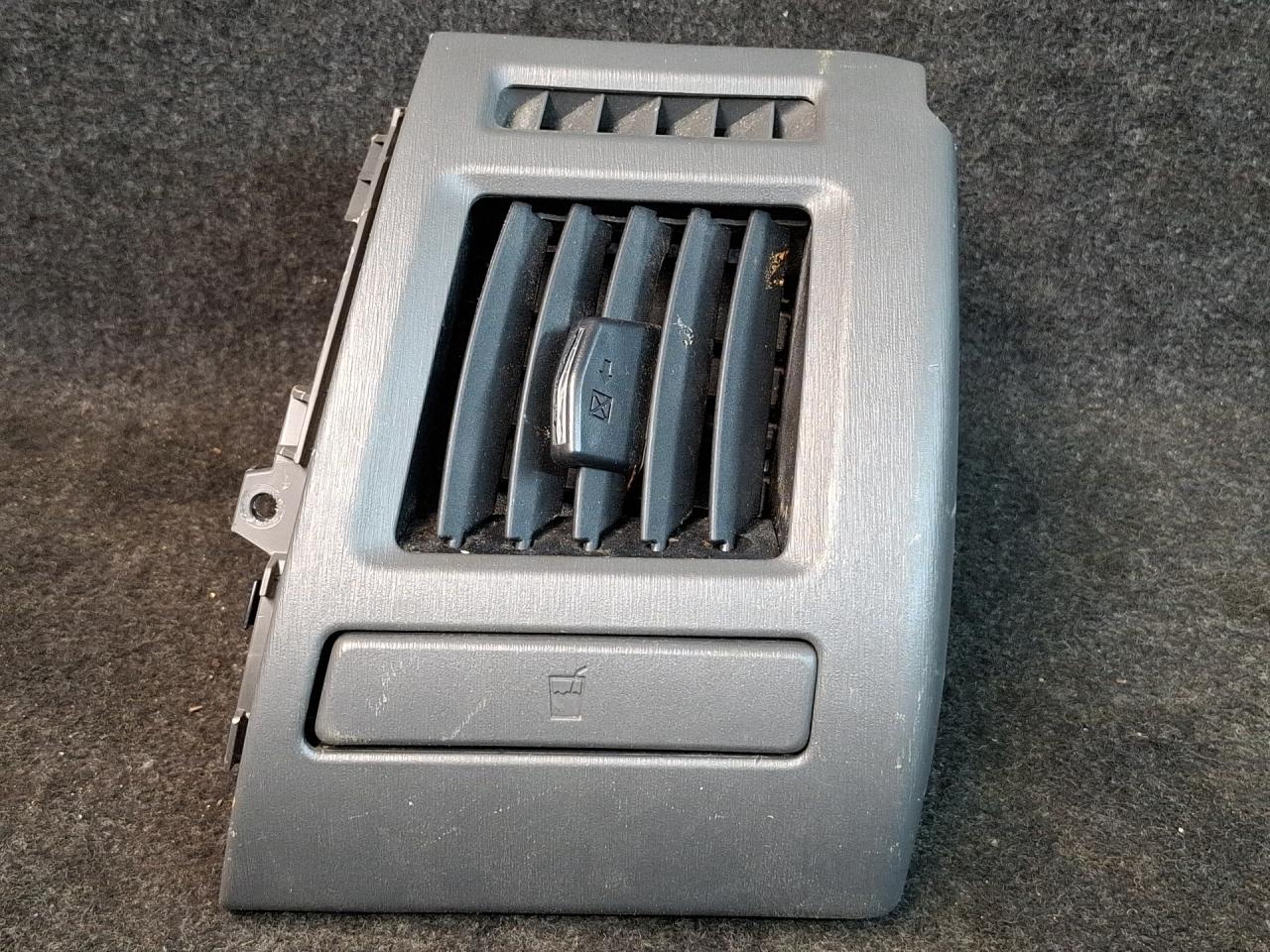 дефлектор обдува салона Toyota Prius V 1 поколение ZVW41 ZVW41 2014, 1.8 л., гибрид, АКПП, синий, хетчбэк 5 дв., передний привод, 55686-47080 - фото №1