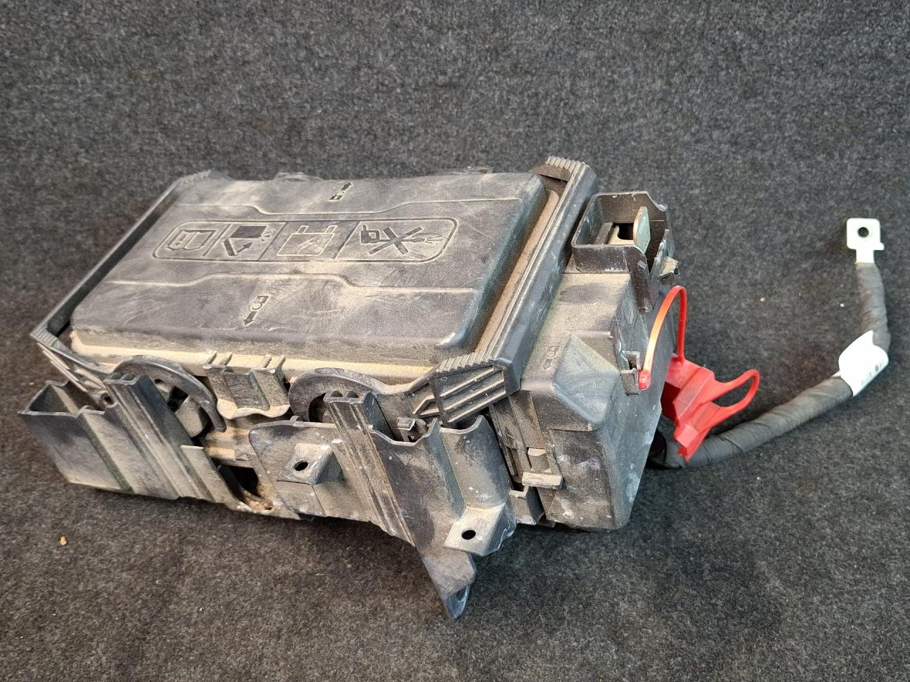 блок предохранителей Chevrolet Malibu 9 поколение 2017, 1.5 л., бензин, АКПП, черный, седан, передний привод - фото №1