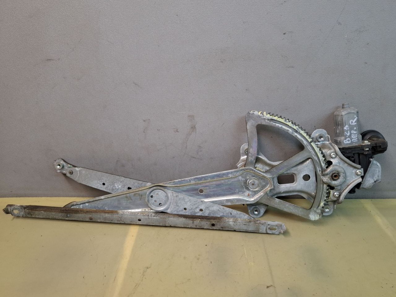 стеклоподъемник передний правый Toyota Sienna 3 поколение 2011, 3.5 л., 2GR-FE, бензин, АКПП, серый, передний привод - фото №1