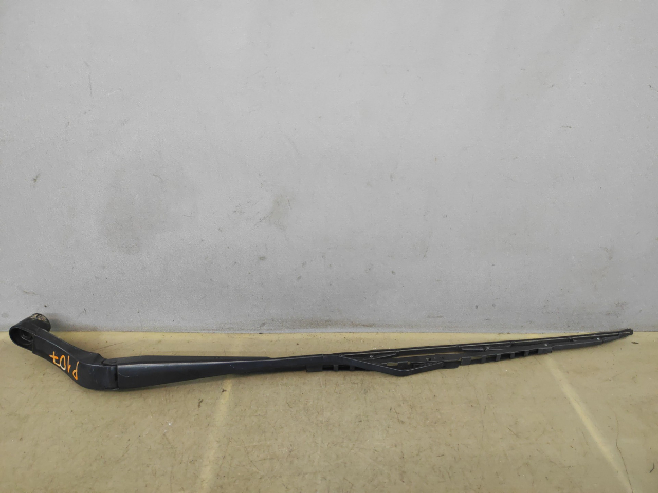 щеткодержатель (поводок стеклоочистителя, дворник) Chevrolet Equinox 3 поколение 2019, 1.5 л., бензин, АКПП, белый 140х, минивэн, передний привод - фото №1