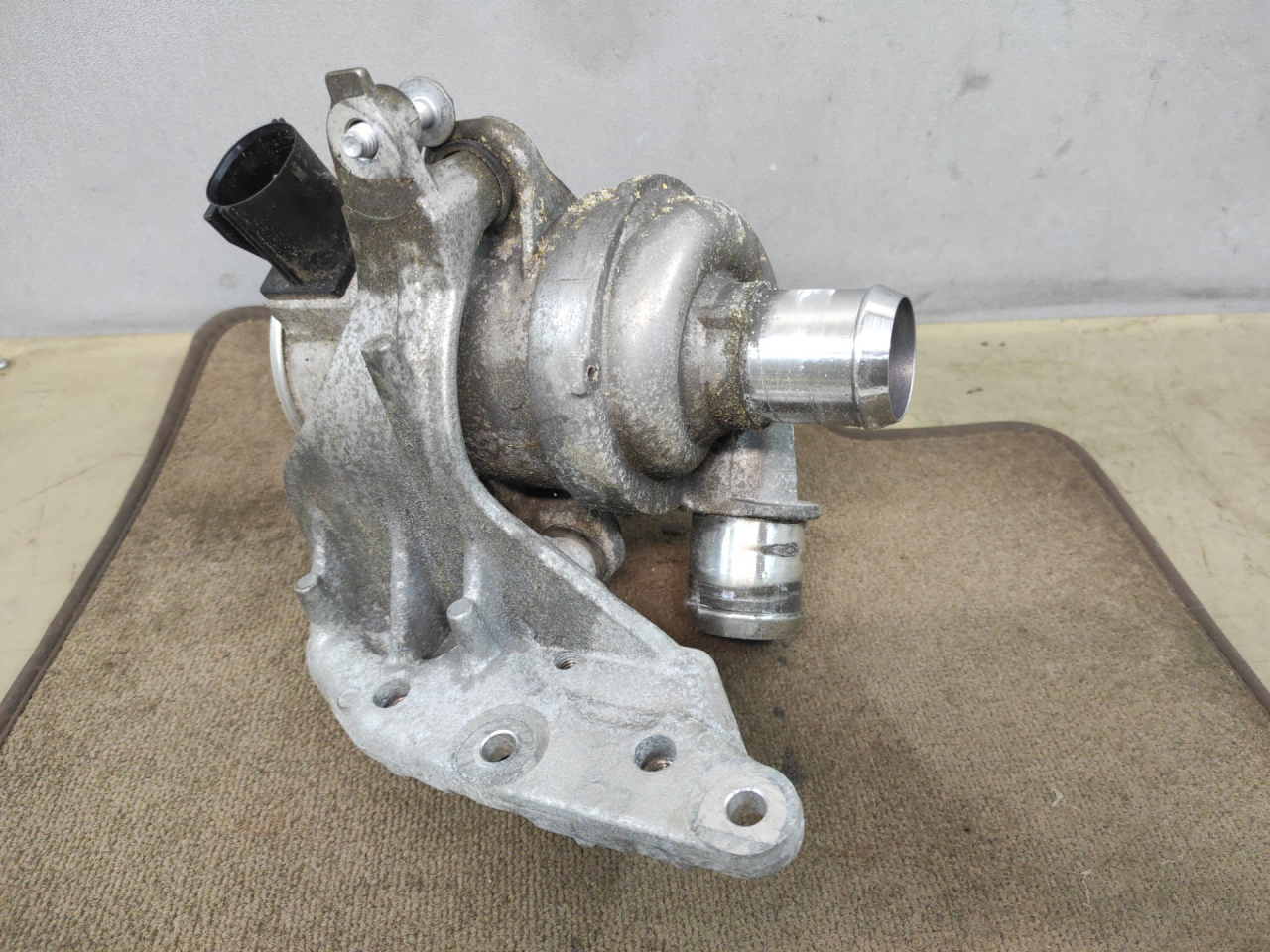 помпа Ford Escape 4 поколение CX482 2021, 2.5 л., гибрид, АКПП, внедорожник 5 дв., полный привод, LX6E8501AA - фото №1