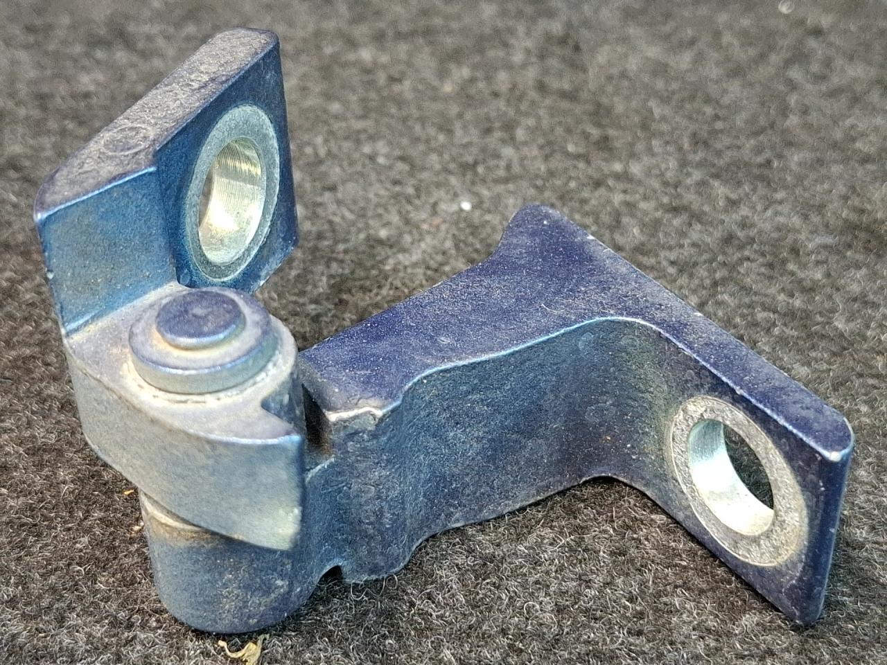 петля двери Volkswagen Jetta 7 поколение 2019, 1.4 л., бензин, АКПП, синий, седан, передний привод - фото №1