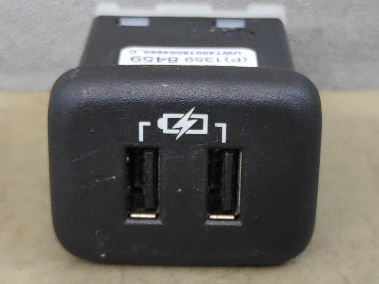 разъем AUX / USB Chevrolet Equinox 3 поколение 2019, 1.5 л., бензин, АКПП, белый 140х, минивэн, передний привод, 13598459 - фото №1