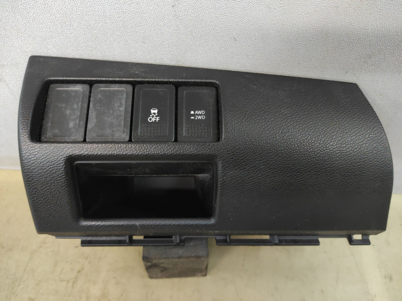 кнопка (выключатель) Suzuki Kizashi 1 поколение 2012, 2.4 л., J24B, бензин, АКПП, красный, седан, полный привод, 7381257L1 - фото №1