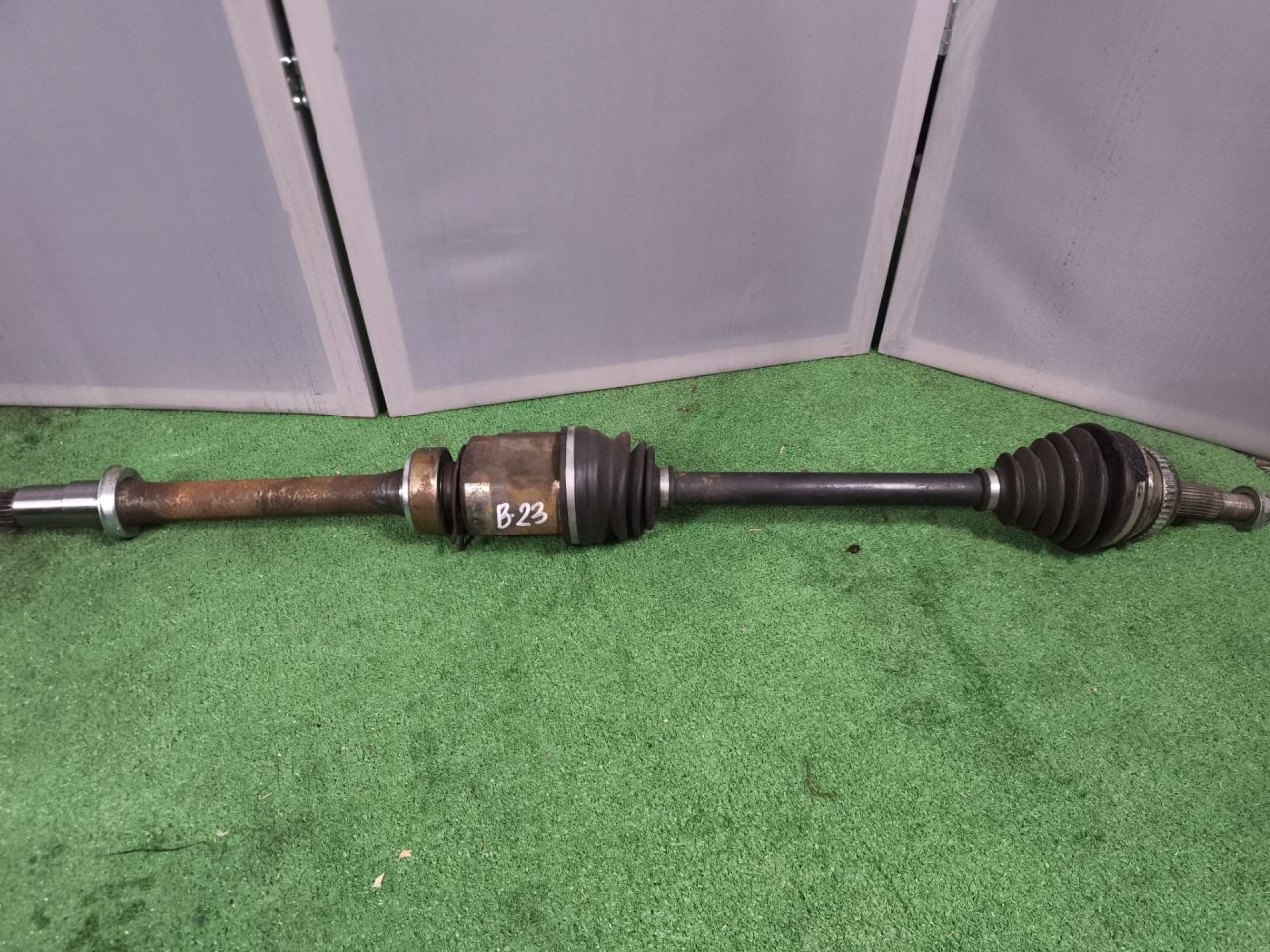 полуось передняя правая (приводной вал, ШРУС) Toyota Sienna 3 поколение 2011, 3.5 л., 2GR-FE, бензин, АКПП, серый, передний привод - фото №1