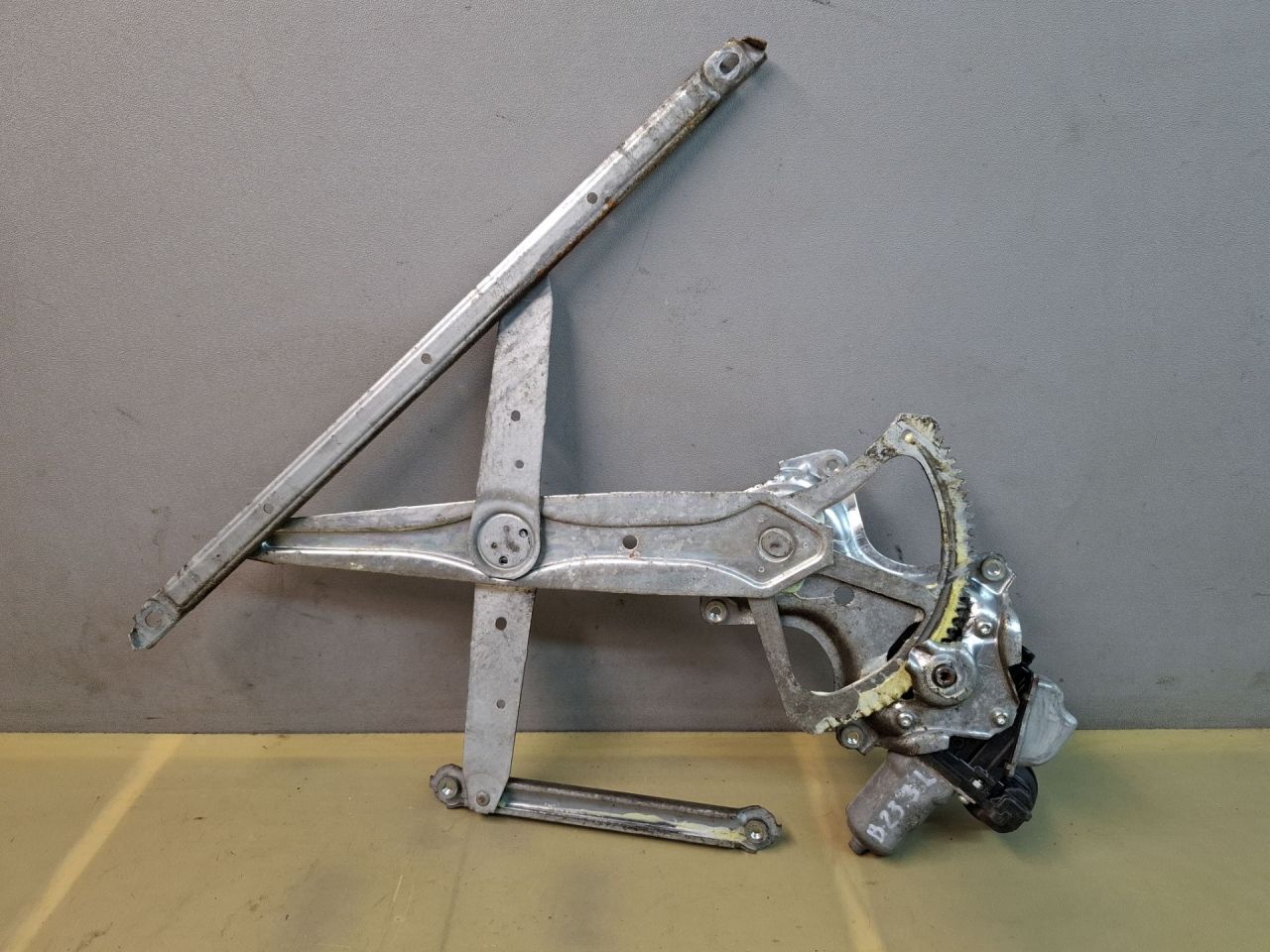 стеклоподъемник задний левый Toyota Sienna 3 поколение 2011, 3.5 л., 2GR-FE, бензин, АКПП, серый, передний привод - фото №1