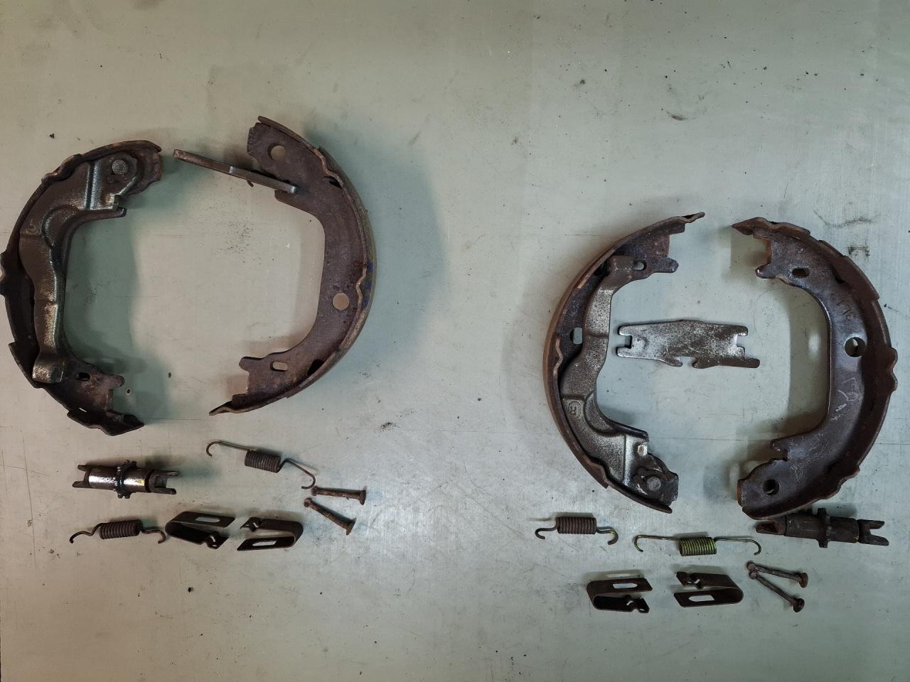 механизм стояночного тормоза (ручника) Toyota Prius V 1 поколение ZVW41 ZVW41 2014, 1.8 л., гибрид, АКПП, синий, хетчбэк 5 дв., передний привод - фото №1