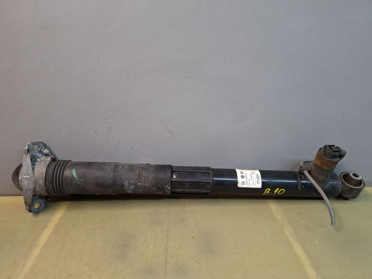 амортизатор задний левый Volkswagen Jetta 7 поколение 2020, 2.0 л., бензин, серый, седан, передний привод, 5Q0512009CM - фото №1