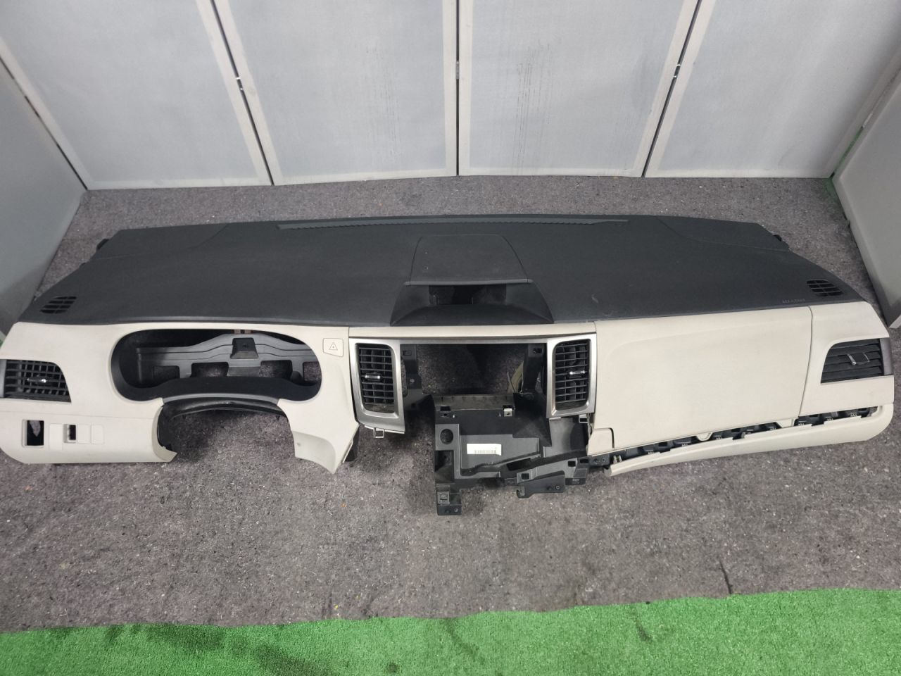 панель передняя салона (торпедо) Toyota Sienna 3 поколение 2011, 3.5 л., 2GR-FE, бензин, АКПП, серый, передний привод - фото №1