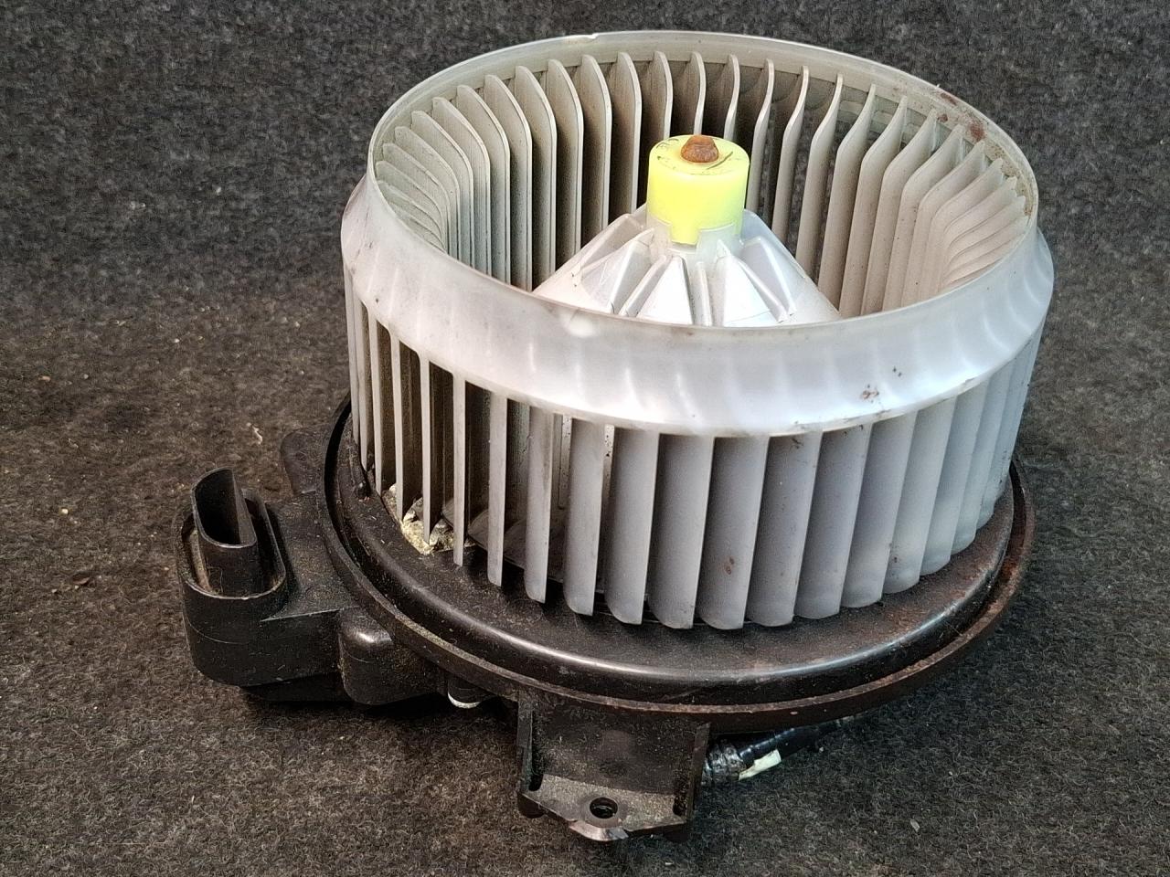 моторчик печки Toyota Prius V 1 поколение ZVW41 ZVW41 2014, 1.8 л., гибрид, АКПП, синий, хетчбэк 5 дв., передний привод, 272700-8084 - фото №1