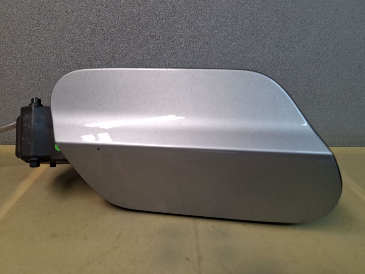 лючок топливного бака Volkswagen Jetta 7 поколение 2020, 2.0 л., бензин, серый, седан, передний привод, 17A809857 - фото №1