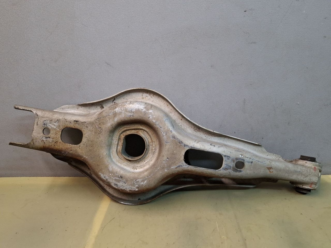 рычаг задний левый Chevrolet Malibu 9 поколение 2018, 1.5 л., бензин, АКПП, бордовый, передний привод - фото №1