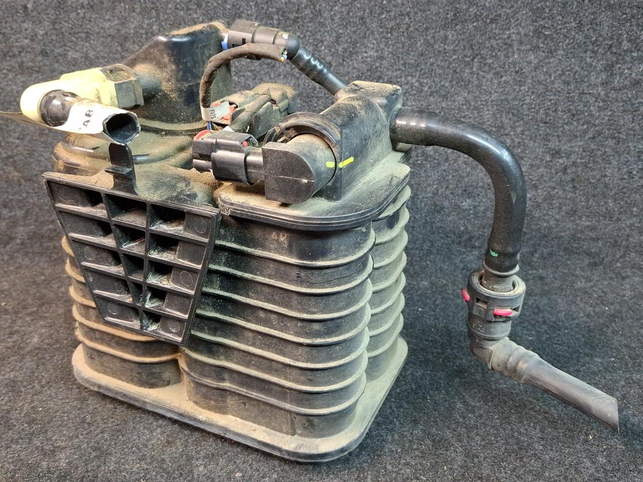 адсорбер Chevrolet Malibu 9 поколение 2017, 1.5 л., бензин, АКПП, черный, седан, передний привод, 22985454 - фото №1