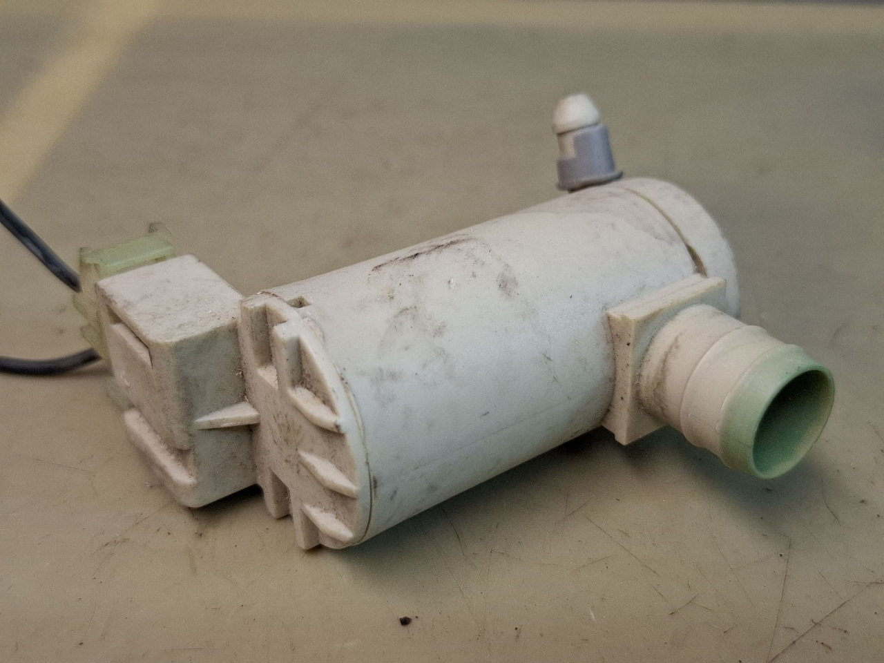 насос (моторчик) омывателя стекла Great Wall Hover H5 1 поколение 2013, 2.0 л., дизель, АКПП, синий, внедорожник 5 дв., правый руль, 3747100K00 - фото №1