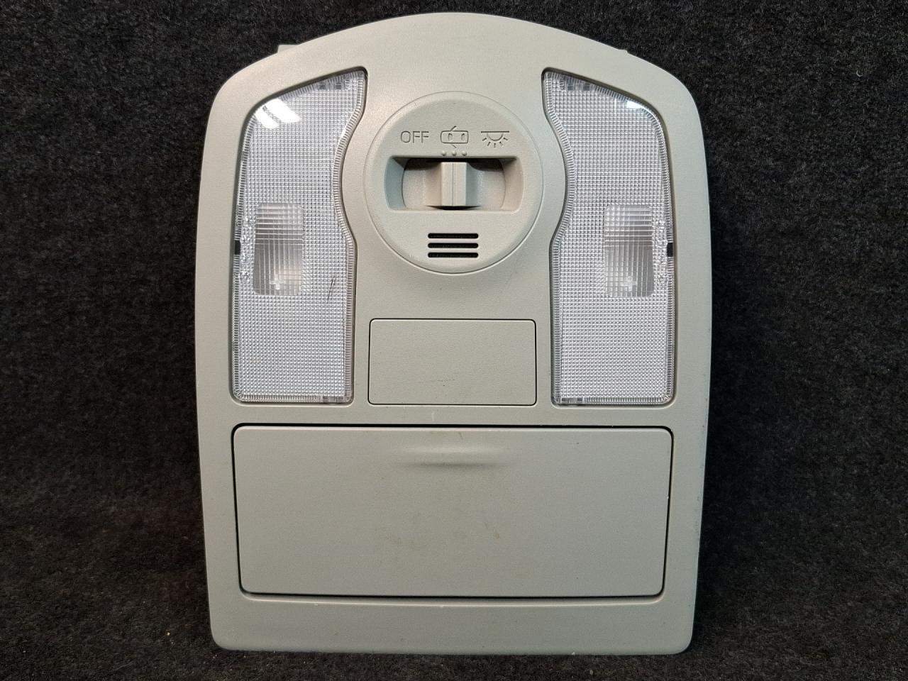 фонарь салона (плафон) Toyota Prius V 1 поколение ZVW41 ZVW41 2014, 1.8 л., гибрид, АКПП, синий, хетчбэк 5 дв., передний привод, 1D111-142G, 1D111-143G - фото №1