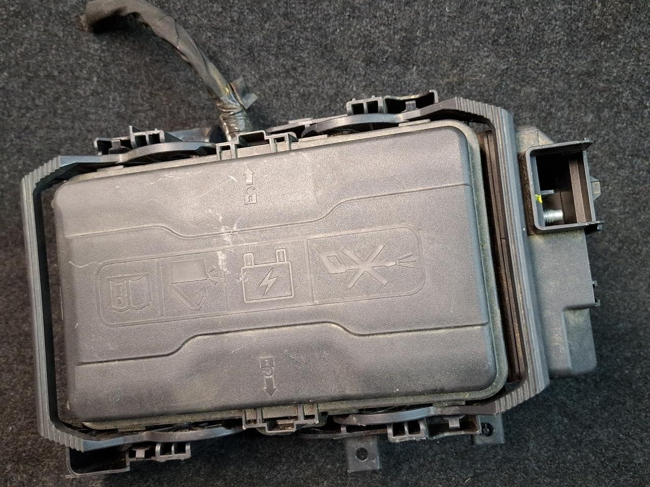 блок предохранителей Cadillac XT4 1 поколение 2020, 2.0 л., бензин, АКПП, 318e, полный привод - фото №1