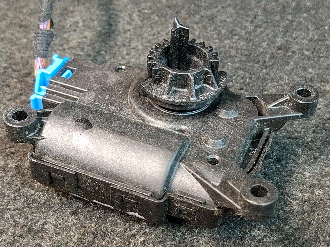 моторчик заслонки печки Volkswagen Jetta 7 поколение 2019, 1.4 л., бензин, АКПП, синий, седан, передний привод, 2Q0907511G - фото №1