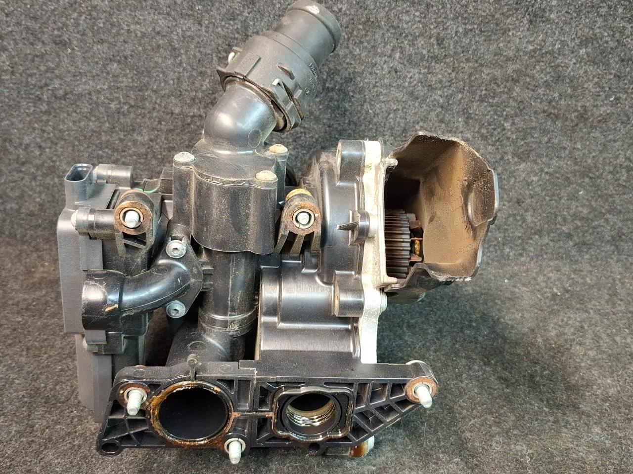 помпа Volkswagen Tiguan 2 поколение 2020, 2.0 л., бензин, АКПП, серый, полный привод, F-567776.17, 06L121111M - фото №1