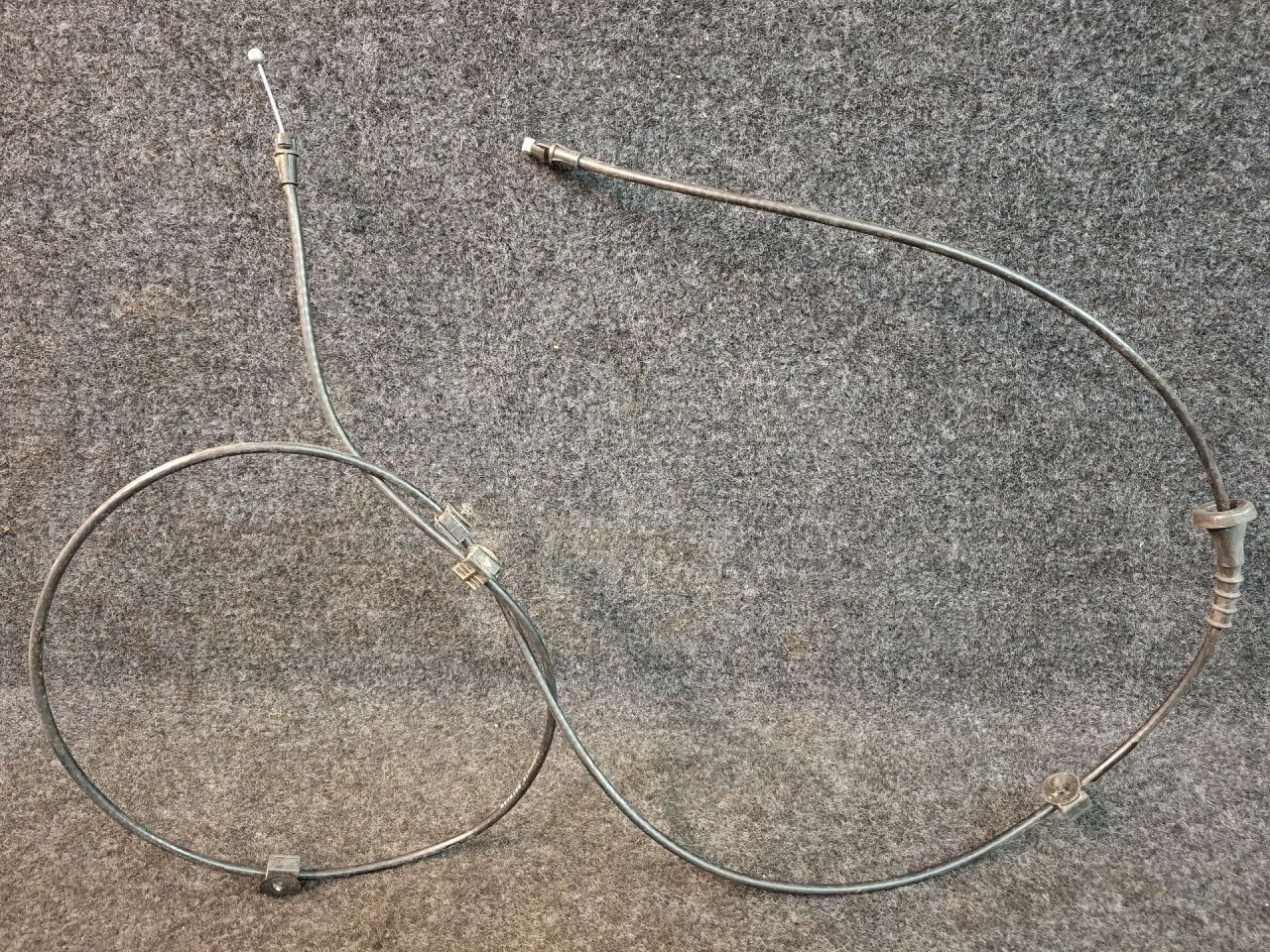 трос капота Chevrolet Equinox 3 поколение 2018, 1.5 л., бензин, АКПП, серый/441b, полный привод, 84200619 - фото №1