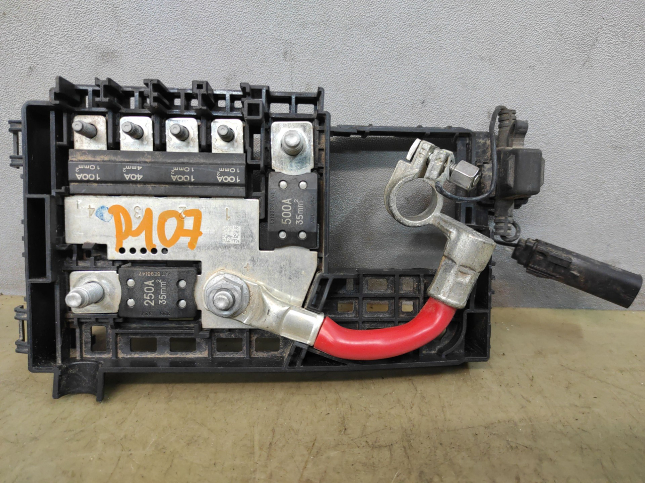 клемма аккумулятора плюс Chevrolet Equinox 3 поколение 2019, 1.5 л., бензин, АКПП, белый 140х, минивэн, передний привод, 84237808, 8423780801 - фото №1