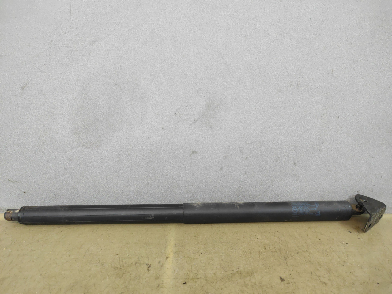 амортизатор крышки багажника (3-5 двери) Chevrolet Equinox 3 поколение 2019, 1.5 л., бензин, АКПП, белый 140х, минивэн, передний привод, 84133944 - фото №1