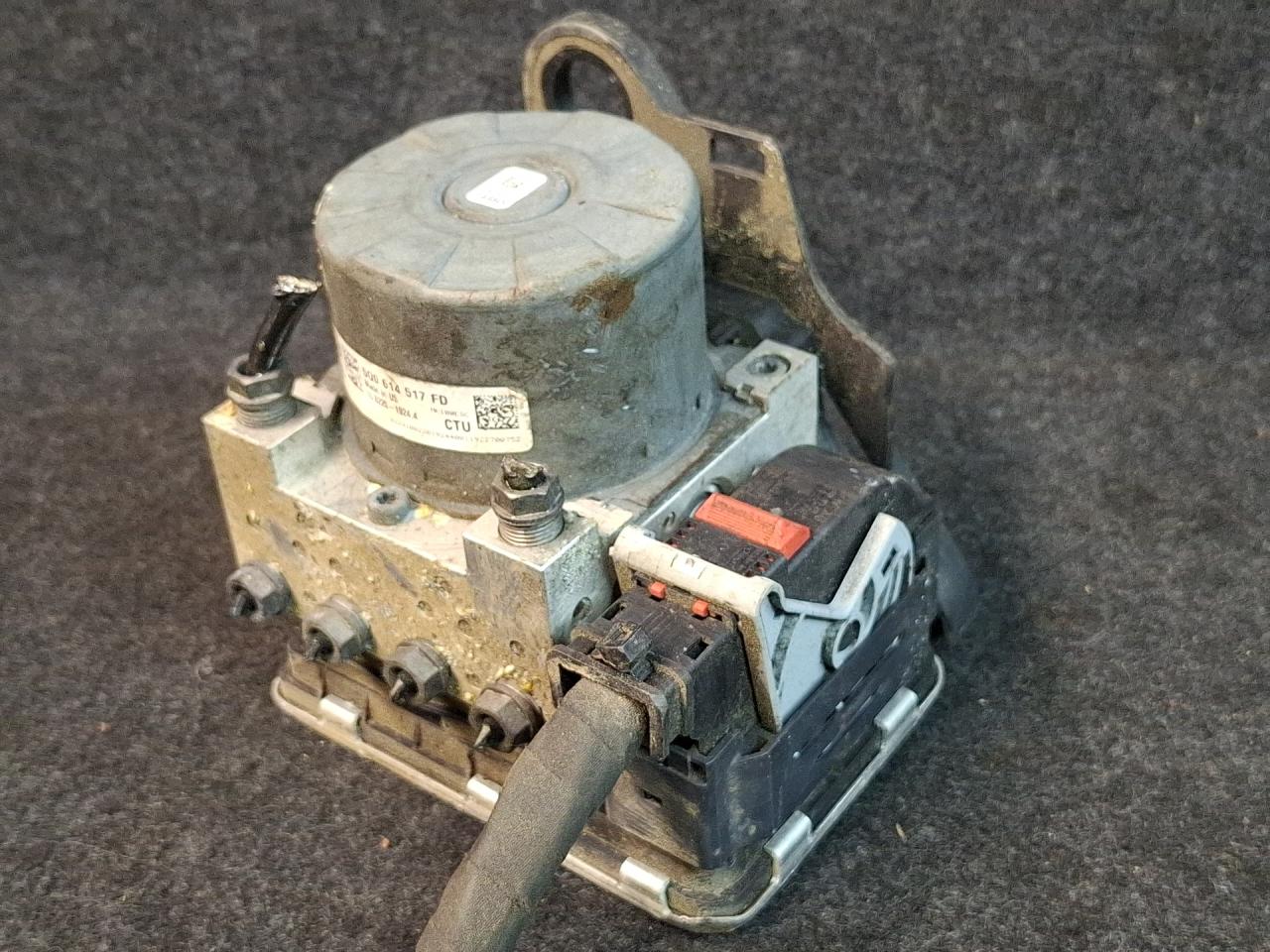 блок ABS Volkswagen Tiguan 2 поколение 2020, 2.0 л., бензин, АКПП, серый, полный привод, 5Q0614517FD - фото №1