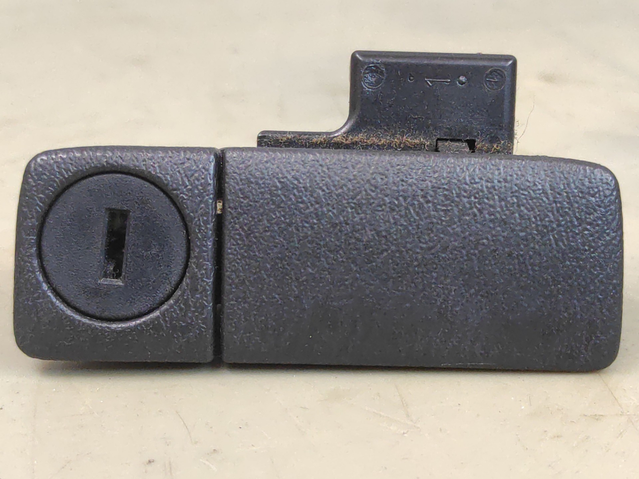 ручка бардачка Infiniti G 3 поколение 2004, 3.5 л., VQ35DE, бензин, АКПП, черный, седан, задний привод - фото №1